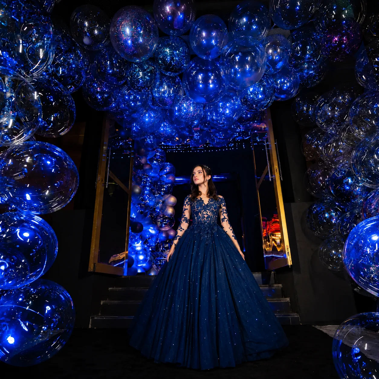 Debutante em festa de 15 anos no Espaço Zeus sob uma instalação de balões iluminados